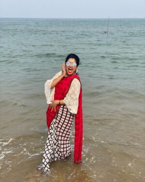 Syamantha Kiran Instagram - ❤️ 

@stitch_vyshnavee_sarath rem this😊

#fashion #style #love #instagood #like #photography  #photooftheday #follow #instagram #picoftheday  #instadaily #me #smile #ootd  #instalike #myself #fashionstyle #photo #fashionista #unseenpics #throwback #blousedesigns #blousepatterns #fansleeves