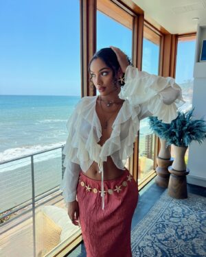 Sydney Martin Instagram - siren summer🤍🌊 @giorgioarmani @armanibeauty 
outfit @prettylittlething 💕

#GiorgioArmaniMare #Armanimakeup #SohoHouseMalibu 
#luxurylifestyle #beautyevent #californiavibes #curlyhairstyles #goodbyesummer