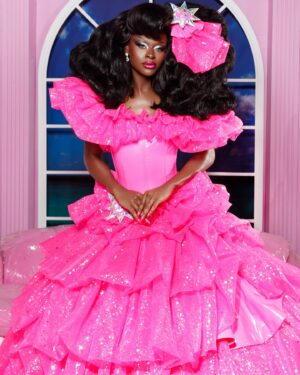 Symone Instagram - Barbie’s house for Christmas anyone? 💁🏾‍♀️💖✨
Thank you @vijatm for this STUNNING dream house and to everyone who helped make this happen! 🙏🏾🙌🏾 Merry happy holidays everyone!
📸: @bonnienichoalds 
👗: @howiebofficial 
💄: @rylie4ever 
💇🏾‍♀️: @thegigigoode