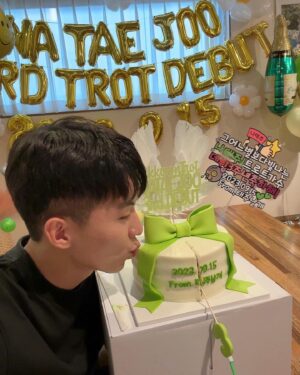 Tae-joo Na Instagram - 감사함속에 다시한번 사랑하며
축하합니당💚같이함께여서 
인생열차 데뷔3주년~(20주년까지💚)
#인생열차 #힘내라대한민국 #살까요 #가슴이부르는노래 #나태주 #태주날개