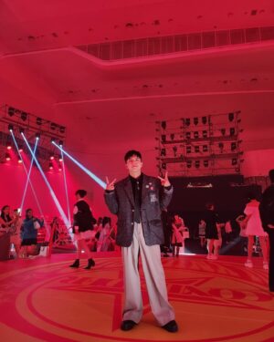 Tae-joo Na Instagram - 패션위크 홀리넘버세븐🔥🔥
@d1lee 댕댕이랑 나들이
@leanavvab 깜짝등장 반가웠오
@eunjin12020 @hyunmi.choi.7 
모두 방가방가

#동대문 #ddp #홀리넘버세븐 #패션위크 #트롯파이터 #태권트롯맨 #모델