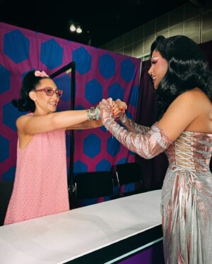 Taiga Brava Instagram - Queen Of The Universe Reunion @michellevisage at @rupaulsdragcon 😍 ¡te amo tanto! 🤍✨ Gracias por las palabras que me dijiste y los consejos en esta nueva etapa 🥹🥰 Estoy tan feliz de saberte orgullosa de mi y de lo que estamos haciendo en @dragracemexico 🇲🇽🏁✨ Y el MEJOR consejo que me pudo dar… “Don’t be a dick!” “No seas una persona mierda.” me confirma que estamos en el camino correcto haciéndolo de la manera correcta. 😍🥹✨
.
.
.
.
.
#dragrace #michellevisage #rupaul #taigabrava #queenoftheuniverse #dragracemexico #rupaulsdragrace #dragcon #rupaulsdragcon