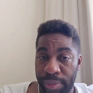 Taís Araújo Instagram - Preciso inventar palavras que dêem conta de falar desses caras, porque celebra-los seria como descrever a disposição e a coragem avassaladora que é dar continuidade ao amor. Entende a responsabilidade? Se hoje eu sou uma mulher de coragem, que honra os compromissos com leveza e bom humor, é porque o Seu Ademir com muita força e graça nunca soltou a minha mão. 

E falando em segurar a minha mão, não posso deixar de falar do meu companheiro, meu amigo, o homem que escolhi pra ser o pai dos meus filhos (e que paizão maneiro!). Me sinto muito privilegiada de poder dividir tamanha tarefa com @olazaroramos , que com muito cuidado e afeto vem construindo uma paternidade admirável.

Por isso, viva vcs todos os dias! Viva sobretudo a responsabilidade e compromisso paterno, é isso que eu desejo para todos nós. Feliz dia dos pais!