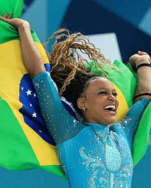Taís Araújo Instagram - Como não se emocionar? 🏅😭🇧🇷 Simplesmente a melhor ginasta do mundo, a maior medalhista do Brasil e mais uma vez no lugar mais alto do pódio! Parabéns @rebecarandrade você segue fazendo história com muita genialidade, brilho, competência e graça. 

Não podemos deixar de saudar @daiane_gs_ que plantou sementes e mostrou ser possível vencer através do esporte. A vitoria de mulheres negras jamais será individual, é sempre coletiva.

Quanto orgulho! ✊🏾✨