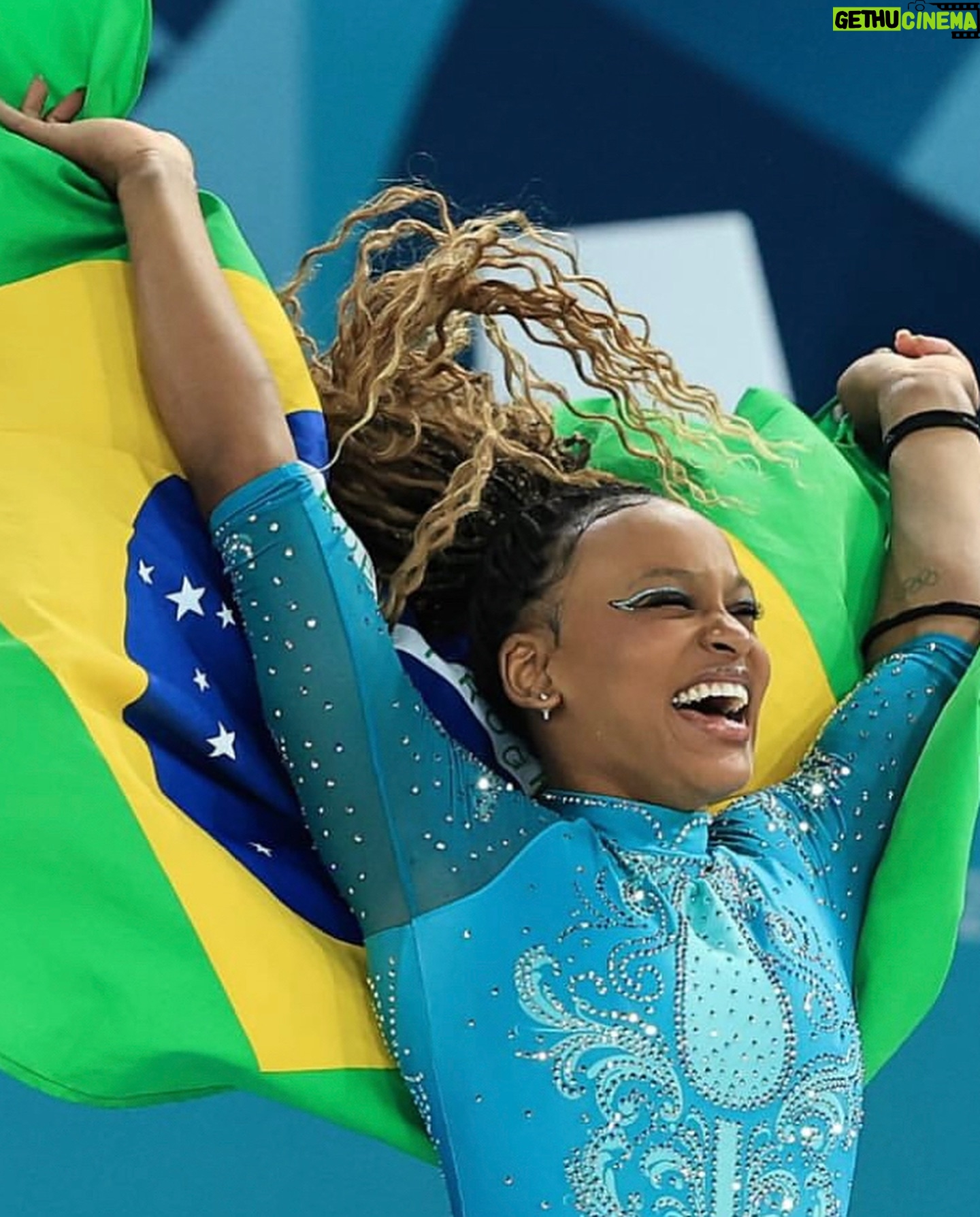 Taís Araújo - 266.4K Likes - Como não se emocionar? 🏅😭🇧🇷 Simplesmente a melhor ginasta do mundo, a maior medalhista do Brasil e mais uma vez no lugar mais alto do pódio! Parabéns @rebecarandrade você segue fazendo história com muita genialidade, brilho, competência e graça.
Não podemos deixar de saudar @daiane_gs_ que plantou sementes e mostrou ser possível vencer através do esporte. A vitoria de mulheres negras jamais será individual, é sempre coletiva.
Quanto orgulho! ✊🏾✨