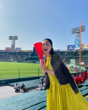 Takako Tokiwa Instagram - 2024年 第106回全国高校野球選手権大会

小学校4年生〜高校1年生まで父の転勤で過ごした甲子園へ！！

本日の朝日新聞朝刊にて観戦記を。

100周年記念カレーも美味しかった✨

甲子園タオルと、白線を引くように修正できる修正テープも購入♫

2024年夏！始まりましたっ！！

#甲子園球場 
#高校野球 

@p_l_u_s_c_t_e_a_m
