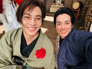 Takato Nagata Instagram - おはようございます。ブレ南です。あ、#山南です
昨日はドラマ「#君とゆきて咲く 〜新撰組青春録〜」1話ご覧くださった皆様ありがとうございました🙇‍♀️

山南さんのお墓には、もう3度ほどご挨拶して来ました。
初めて、行った時になんだか鳥肌が立って。なんとも言えない不思議な感覚になりました。あんまりお化けとか観たことないんですけど。応援してくれてる気がしました。

今後も #新撰組 のお母さんやらさせもらいます🫡

写真はしょうたと。
オーディション優勝者のしょうたはお芝居ももちろんですが。とにかく太陽のような人で。現場を明るくしてくれます。そして、おっさんいじりしてきます。コラっ！w
一緒に遊園地でジェットコースターを制覇しました。公私共々、仲良くさせてもろてます。

こうやって1人ずつとのこと書けるくらい時間はありますよね。なんてたって2クールありますからね？

来週もお楽しみに。
見逃し配信もございますので。
何度も見返していただけると幸いです。

#君ゆき #山南敬助 #山南 #山南お母さん
#前田拳太郎 #奥智哉 #杢代和人 #羽谷勝太
#柊太朗 #庄司浩平 #藤岡真威人 
#阪本奨悟  #永田崇人 #高野洸 #三浦涼介
