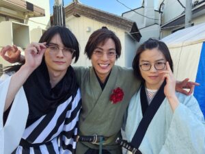 Takato Nagata Instagram - #手塚治虫 原作『#新撰組 』テレ朝ドラマ
シン・時代劇『#君とゆきて咲く〜新撰組青春録〜』
第6話ご覧くださった皆様ありがとうございます😊

どうだ！これが山南3だ！！w
本当にこの2人が真ん中に居てくれることが心強いです。2人とも可愛すぎてお菓子とかあげたいです。
山南さんは太鼓叩いてましたね🥁

まだ観てない方はTVerで🫡

#君とゆきて咲く 
#君ゆき  #山南お母さん
#ママ南 #山南敬助 

#前田拳太郎 #奥智哉 #杢代和人 #羽谷勝太
#柊太朗 #庄司浩平 #藤岡真威人 
#阪本奨悟  #永田崇人 #高野洸 #三浦涼介