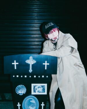 Takeru Instagram - STREET GOTHIC vol.2
camera : @sigma8ryuki 
make : @712_coconut 
prop : @301yui 
logo : @neel_jp 
produce : @akubiinc_tokyo 
outer : @toironier 
cap : @alicehollywoodinc 
mask : @blackheadstudio 
glove : @balenciaga , vintage

#streetgothic
#武瑠
#fashion #tokyo