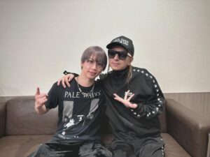 Takeru Instagram - SADS

何もかも異次元だった
とても2daysの初日には感じられずまるで人生最後の公演のような
一体どこからその熱量が出てくるのか
‘新鮮さ’という興奮剤を使わずにその沸点へいく源泉はなんなのか
良質なショーを見て受けると刺激とはまったく違う感覚だった
高低差を繰り返しつつ最終局面へ昇っていく様相に、これまでの人生の越えてきた無数の壁の強大さが見えた気がする
孤高の存在でありながら、美学を持ち、切り拓き続けることの無謀さを、この17年の音楽人生で知ったからこその凄みだった
勉強になったとか、刺激を受けた、とかそういった感想にはまだ辿り着けてない
既知だからこそと言えば、自分の成長も感じられる部分もあったけど、それよりも偉大さへの畏敬が勝った

一旦自分がやるべき闘い方はなんだ？
興奮しながらも、どこか冷静にずっと自問自答する時間だった

憧れだけで生きていこうとするなら、きっともう舞台立つべきではない
そう自戒？なんだろ、自らだけでは律することができないからこそ悩んでたところに強烈な衝撃

自分の形を知るために
そしてこれから自分の歴史を越えていく為に必要なことかもしれない

もっと自分の本質を知ること
まずはそこからだと思った夜だった

改めてありがとうございます🌕

#清春
#sads
#武瑠