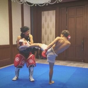 Takeru Segawa Instagram - セコンドの合間で自分のトレーニング🥊🇹🇭
ONEはfight weekの取材とか撮影とかやる事多すぎて
大変だけど乗り越えて勝ってほしい！
これから記者会見へ🎤