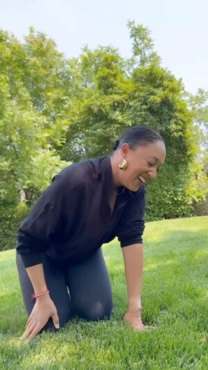 Tamera Mowry-Housley Instagram - Feeling blessed and grateful.❤️ I don't know how @bishopoldes does so smoothly!? The roll was harder than it looks.🤣. Drop an 'Amen' if you’re feeling thankful today! 🙏❤️

Inspo✨: @bishopoldes

#mom #momlife #mommylife #mommemes #parentlife #parent #tamera #tameramowry #married  #family #familylife #blessed #amen