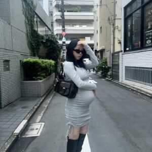 Tanakaga Instagram - どすっぴんやけどサングラスさえあればどうにでもなるから、ありがとうサングラスって感じ。眉毛無さすぎるけど。

明日発売のバッグ可愛すぎるし使い勝手良すぎてほんまに天才。