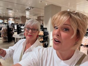 Tania Llasera Instagram - MI PLANAZO CON MAMÁ: comprar sujetadores en el @elcorteingles de #bilbao