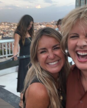 Tania Llasera Instagram - Flipando con los que me parezco a mi amatxu ~ de brown ayer en el estreno de #OdioElVerano