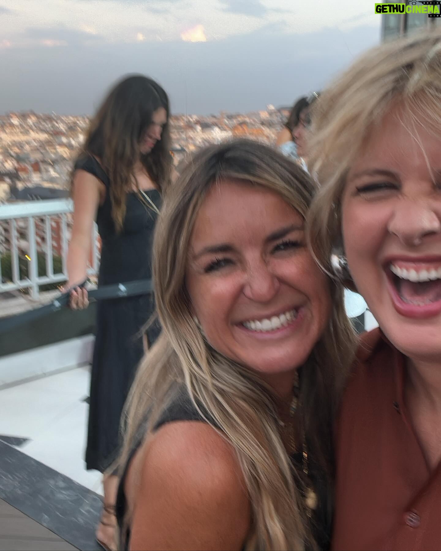 Tania Llasera - 10.3K Likes - Flipando con los que me parezco a mi amatxu ~ de brown ayer en el estreno de #OdioElVerano
