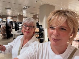 Tania Llasera Instagram - MI PLANAZO CON MAMÁ: comprar sujetadores en el @elcorteingles de #bilbao