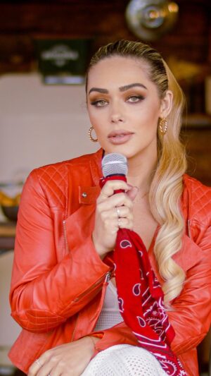 Tânia Mara Instagram - “Quando nos deixamos levar pelo amor, o tempo se torna um aliado, cada instante uma eternidade de felicidade.” ❤️‍🔥🎤🎬🎼

#medeixarlevar 
#amor 
#musica 
#momentos 
#vozeviolao