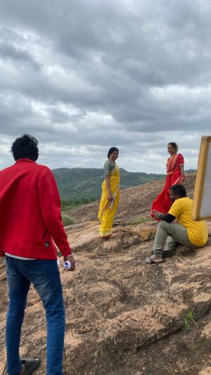 Tanvi Rao Instagram - That’s just how we roll😂
What do you think will happen next?

Video credits: @rajaniabhirath1 ❤️

#lakshmibaramma #making #behindthescenes #shoot #acting #serial #bts #colors #colorskannada #jiocinema #keerthi #tanvirao