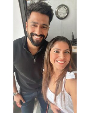 Tanya Chaudhari Instagram - On the set of #badnewz with one of my fav actor and most helpful and loving @vickykaushal09 ❤️