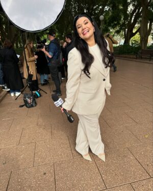 Tanya Hennessy Instagram - Had so much fun on set today with @marieclaireau x @pacificsmilesdental - and this look is GIIIIVVVINNNG. @sarahlaidlaw on hair and face 💙styling by @riakamat suit is @commonry