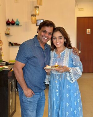 Tanya Sharma Instagram - Rakshabandhan celebration with my always 🥰 people love all of you 😘
thankyou for looking after me and I promise to irritate all of you Humesha forever 😙😌 
P.s - bahut kamaaayiiii hui hai bhaisahab 🥹😂 
.
Wearing - @shopmulmul 
[rakshabandhan , festival , siblings , brother sister bond , Indian happy Rakhi ]