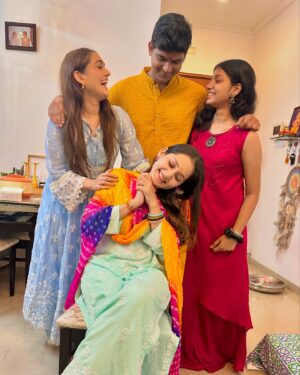 Tanya Sharma Instagram - Rakshabandhan celebration with my always 🥰 people love all of you 😘
thankyou for looking after me and I promise to irritate all of you Humesha forever 😙😌 
P.s - bahut kamaaayiiii hui hai bhaisahab 🥹😂 
.
Wearing - @shopmulmul 
[rakshabandhan , festival , siblings , brother sister bond , Indian happy Rakhi ]