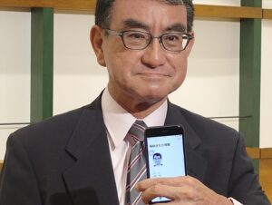 Taro Kono Instagram - マイナンバーカード対面確認アプリの実証を始めました。メディアの取材もしっかりと。