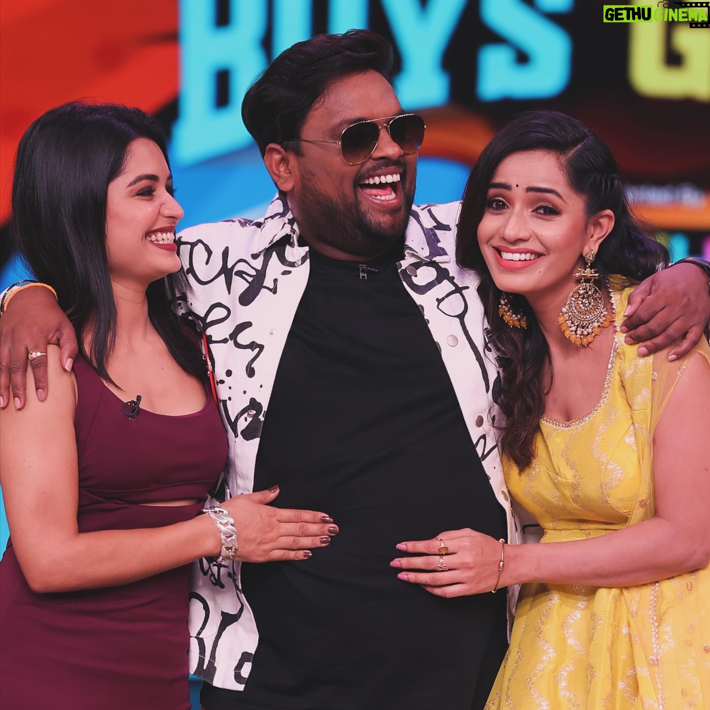 Tasty Teja - 85.5K Likes - From the sets of Kiraack Boys😊KhiladiGirls 😍R u guys ready for SEMI-FINALE😎
#tastyteja #priyankajain #shobhashetty #amardeep
My Outfit @rc_trendsetters