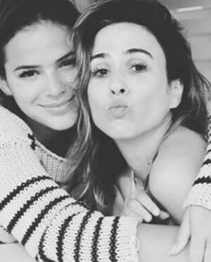 Tatá Werneck Instagram - Hoje é aniversário da @brunamarquezine . Eu pego fotos do Google pra postar pq ela ganhou o mundo (merecidamente) e tô desatualizada nas fotos. Eu vejo ela brilhando com seu talento imenso e fico emocionada, porque quem já viu a Bru pessoalmente, não esquece. Minha anjinha de luz, Princesola, put* , eu torço por você como se fosse minha filha. Mesmo sabendo que na minha família não existem exemplares altos. Eu falei pra Caca, quando se conheceram, que você era uma super heroína do filme. Aprenda a voar o mais rápido possível. Não decepcione uma criança. Voa, Bru! Põe essa hollywooda na bolsa e me traz minha base que não vende no Brasil. Te amo