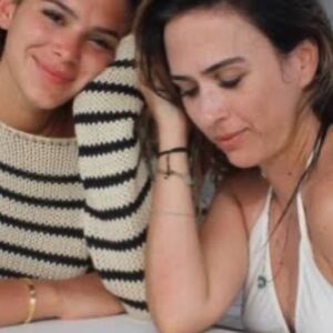 Tatá Werneck Instagram - Hoje é aniversário da @brunamarquezine . Eu pego fotos do Google pra postar pq ela ganhou o mundo (merecidamente) e tô desatualizada nas fotos. Eu vejo ela brilhando com seu talento imenso e fico emocionada, porque quem já viu a Bru pessoalmente, não esquece. Minha anjinha de luz, Princesola, put* , eu torço por você como se fosse minha filha. Mesmo sabendo que na minha família não existem exemplares altos. Eu falei pra Caca, quando se conheceram, que você era uma super heroína do filme. Aprenda a voar o mais rápido possível. Não decepcione uma criança. Voa, Bru! Põe essa hollywooda na bolsa e me traz minha base que não vende no Brasil. Te amo