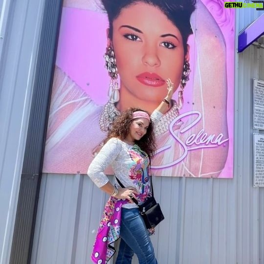 Tatiana - 8.2K Likes - Si eres fan de @selenaqofficial, tienes que ir a este museo. Muchas emociones en cada salón 🌹