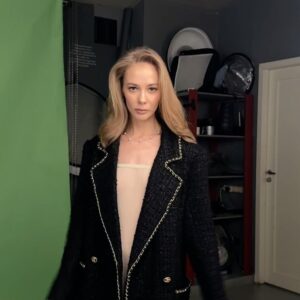 Tatiana Babenkova Instagram - Сегодня у меня День Рождения, и мне 33 года - возраст Христа. Вчера я от одного Батюшки услышала, что каждый человек должен «умереть и воскреснуть» от 30 до 33 лет. Мой 32 год был самым сложным годом моей жизни и я прошла его и более того, иду дальше. У меня есть один путь и одна цель - это к свету. Сложный путь, но я иду. Люблю тех кто рядом и идет со мной. Бесконечно люблю и Благодарю. 
Мамочка и папочка, спасибо вам за жизнь.