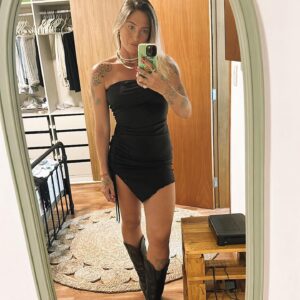 Tatiana Dias Instagram - oct 23 ⌛️ 

e o vento vai dizer,
lento 
o que virá 
🦋