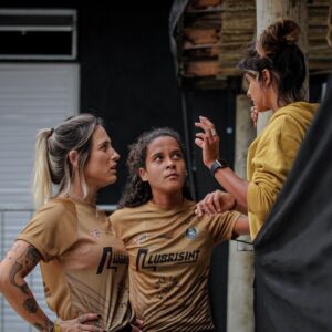 Tatiana Dias Instagram - oct 23 ⌛️ 

e o vento vai dizer,
lento 
o que virá 
🦋