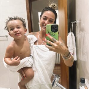 Tatiana Dias Instagram - eu sei que não sou a melhor mãe do mundo. 
e realmente não sou. 

Vez ou outra perco a paciência e digo algo totalmente descabido, ou te mando sair do meu colo porque preciso de 5 minutos sozinha. 

Eu não faço parte do grupo de mães engajadas da sua escola, e não entendo nada sobre super heróis. 

Eu não guardei seu primeiro cabelo depois de cortar, nem o primeiro trabalho de dia das mães que você me deu. 
Eu já perdi reunião da escola por conta do meu trabalho, e já te deixei dormir algumas vezes longe de mim - não porque fui forçada, mas porque precisei também fazer algo que EU gostasse, sozinha, sem você. 

Eu já te deixei almoçar sorvete de uva e brincar na água incontáveis vezes em dias de frio. 

Eu não quero confetes, eu sei que eu não sou uma mãe perfeita. 

Na maior parte dos dias, eu gasto todo meu vocabulário te explicando sobre as coisas da vida que são incrivelmente perfeitas na sua descoberta, eu sou carinhosa, sou dançante e canto todas as músicas que você gosta. Eu te peço desculpas e explico que ainda estou aprendendo. 
Todos os dias eu te beijo na testa antes de dormir e peço a Deus que sua vida seja repleta de coisas boas. 

Eu não sou a melhor mãe do mundo, mas eu te amo sem limites. eu te amo integralmente, sem que você precise me agradar. 
Eu te amo quando a vida parece um lugar assustador, te amo quando tô dormindo, te amo quando tô no auge da minha felicidade e te amo muito quando tô no escuro da minha solidão. 
Eu te amo no silêncio e no barulho enlouquecedor da sua energia. 
Eu posso não ser a melhor mãe do mundo, mas vou sempre estar com você. 
Eu posso não estar sempre do seu lado, mas vou estar sempre presente. 
Desde que você chegou eu sou a melhor pessoa que posso, pra mim e pra você. 
Eu não sou a melhor mãe do mundo, mas prometo te dar tudo que o mundo tem de melhor. 

Imperfeita e eternamente, 
Mãe! ❤️