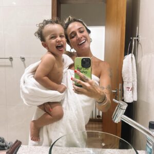 Tatiana Dias Instagram - eu sei que não sou a melhor mãe do mundo. 
e realmente não sou. 

Vez ou outra perco a paciência e digo algo totalmente descabido, ou te mando sair do meu colo porque preciso de 5 minutos sozinha. 

Eu não faço parte do grupo de mães engajadas da sua escola, e não entendo nada sobre super heróis. 

Eu não guardei seu primeiro cabelo depois de cortar, nem o primeiro trabalho de dia das mães que você me deu. 
Eu já perdi reunião da escola por conta do meu trabalho, e já te deixei dormir algumas vezes longe de mim - não porque fui forçada, mas porque precisei também fazer algo que EU gostasse, sozinha, sem você. 

Eu já te deixei almoçar sorvete de uva e brincar na água incontáveis vezes em dias de frio. 

Eu não quero confetes, eu sei que eu não sou uma mãe perfeita. 

Na maior parte dos dias, eu gasto todo meu vocabulário te explicando sobre as coisas da vida que são incrivelmente perfeitas na sua descoberta, eu sou carinhosa, sou dançante e canto todas as músicas que você gosta. Eu te peço desculpas e explico que ainda estou aprendendo. 
Todos os dias eu te beijo na testa antes de dormir e peço a Deus que sua vida seja repleta de coisas boas. 

Eu não sou a melhor mãe do mundo, mas eu te amo sem limites. eu te amo integralmente, sem que você precise me agradar. 
Eu te amo quando a vida parece um lugar assustador, te amo quando tô dormindo, te amo quando tô no auge da minha felicidade e te amo muito quando tô no escuro da minha solidão. 
Eu te amo no silêncio e no barulho enlouquecedor da sua energia. 
Eu posso não ser a melhor mãe do mundo, mas vou sempre estar com você. 
Eu posso não estar sempre do seu lado, mas vou estar sempre presente. 
Desde que você chegou eu sou a melhor pessoa que posso, pra mim e pra você. 
Eu não sou a melhor mãe do mundo, mas prometo te dar tudo que o mundo tem de melhor. 

Imperfeita e eternamente, 
Mãe! ❤️
