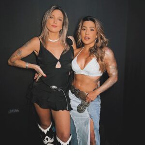 Tatiana Dias Instagram - é que de alguma forma parece que te procurei a vida toda.
não sei se é pela forma que a gente se encaixa. 
ou pelo jeito que acho graça nas suas piadas. 
talvez seja porque nosso sorriso tem o mesmo brilho e formato. 

o fato é que te encontrei. e aqui me sinto completa. 
e com a certeza de que quero estar nesse lugar pra sempre, que repito todos os dias o quanto te quero, te cuido, te admiro. 
pra todo mundo ouvir ou no seu ouvido, 
te amo. ❤️