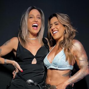 Tatiana Dias Instagram - é que de alguma forma parece que te procurei a vida toda.
não sei se é pela forma que a gente se encaixa. 
ou pelo jeito que acho graça nas suas piadas. 
talvez seja porque nosso sorriso tem o mesmo brilho e formato. 

o fato é que te encontrei. e aqui me sinto completa. 
e com a certeza de que quero estar nesse lugar pra sempre, que repito todos os dias o quanto te quero, te cuido, te admiro. 
pra todo mundo ouvir ou no seu ouvido, 
te amo. ❤️