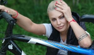 Tatiana Larina Instagram - Уже много времени люди используют такой ритуал: покупают красную нить 🧶, завязывают ее на запястье и загадывают желание. Согласно легенде, когда эта нить порвется, исполнение сокровенного не заставит долго ждать 👌🏼

Но я скажу вам: дайте мне любой камень/заколку/любой кулон, и я сделаю так, чтобы этот предмет работал на ваше благо 😉 

Кстати, красная нить работает даже если купить её в сувенирной лавке! Но лишь в соответствии с вашими намерениями 🤷🏻‍♀️

Чего же вы от нее ожидаете?
На самом деле, она не сможет сильно влиять, все зависит исключительно от Вашей энергии ☝🏼

Однако, не стоит забывать о важной роли самовнушения. Если Вы возьмете эту красную нить, пойдете к магу и попросите его завязать ее "для чего-то конкретного", то она будет работать именно на это 🙌🏽

#краснаянить #магия #самовнушение #истории #энергетика