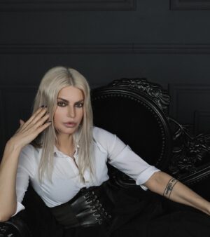 Tatiana Larina Instagram - Вы когда-нибудь задумывались о том, что в нашем обществе человека с самого детства лишают базового — любви к себе?
Этому не учат.

А это ведь нечестно…Это принадлежит каждому человеку по умолчанию. 
У каждого есть право любить себя просто за то, что он есть. Но общество учит нас измерять собственную важность и хорошесть одобрением окружающих.

Когда человек не любит себя, он беззащитен. У него нет опоры. 

Любовь — один из распространённых инструментов для манипуляции. На что только не готовы многие из нас, чтобы получить хоть кусочек любви. На самом деле это даже заманчиво — думать, что заслужишь любовь соответствующим внешним видом, хорошим поведением. Будешь хорошей девочкой — будешь в безопасности. Ведь плохие вещи случаются лишь с теми, кто ведёт себя неправильно.

Нет, всё это ложь. Никто не будет достаточно хорошим для общества. Одобрение окружающих не способно согреть внутреннего обиженного ребёнка. Долюбить его по силам лишь нам самим.

Любовь к себе — как огонь, который необходимо развести и всегда бережно поддерживать. Нередко в руках у вас лишь две палочки, а вокруг бушует гроза и льёт дождь. С дождём сложно что-то сделать. Но вы можете создать навес — оградиться от токсичных людей и создать уютный поддерживающий круг. Иногда может попасться кто-то, способный укрыть, обсушить и поделиться хворостом. 

Но большая часть работы — в ваших руках. 💚

#БитваЭкстрасенсов #ТВ3 #ТНТ #Последние24часа #эзотерика #ритуал #магия #Ларина #экстрасенс #ДневникЭкстрасенса #ТатьянаЛарина

Фото: @svetlana_sufiyanova 
Макияж: @by_kate_makeup