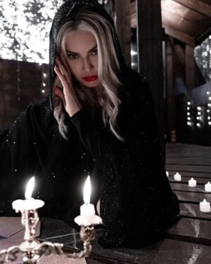 Tatiana Larina Instagram - Помните, я писала, про то, что в это в этот  Новый год Ваши желания наконец -то исполнятся!
По всем канонам свечи скатаны в один из самых правильных и сильных дней для этого! В Духов день!

Я думала сначала сделать для Вас свечи только на исполнение желания, но Вы попросили и другие разновидности!
Новогодние программные свечи есть в 5 вариациях:
1️⃣На желание
2️⃣На любовь
3️⃣На деньги
4️⃣На здоровье 
5️⃣На удачу

Сейчас в подарок к каждому заказу миниатюра (3мл) парфюма из линейки МАГИЯ АРОМАТОВ!

*️⃣набор можно собрать свечи любой направленности в любом количестве. Например все только на желание, или 3 на деньги, одну на любовь и одну на желание. 
‼️Т.е. Вы сами это выбираете.

Стоимость свечей в наборе получается выгоднее!
‼️Чтобы заказать-напишите мне сообщение 
🙏🏻Чтобы узнать стоимость-пишите мне!

Когда Вы оставляете комментарии-мошенники пишут Вам! А моя страница одна! С галочкой - это верификация!

Макияж: @by_kate_makeup 
Фото:  @_tatyana_photographer