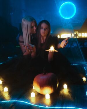 Tatiana Larina Instagram - 🔮 Морозный привет, дорогие мои! ✨ В преддверии Святок, я хочу поделиться с Вами таинственным и увлекательным миром святочных гаданий. 🌟

💫 Святки - это особое время, когда границы между миром духов и живыми становятся тонкими. Оно предлагает нам возможность вступить в контакт с высшими силами и получить ответы на наши вопросы. 👁️‍🗨️

✨ Святочное гадание - это магическая практика, позволяющая узнать свою судьбу на предстоящий год, прочувствовать энергетические изменения в жизни, и получить указания на будущее. 💫

🌿 Как вы относитесь к святочным гаданиям?

🕯️ Если вам интересно узнать больше о святочных гаданиях, напишите в комментариях 🔮
А еще у меня для Вас сюрприз!
Но об этом расскажу уже завтра!

#святки #гадания #магия #судьба #предвидение #контакт #мистика #тайны #вопросыиответы #Татьяналарина #ларина #экстрасен