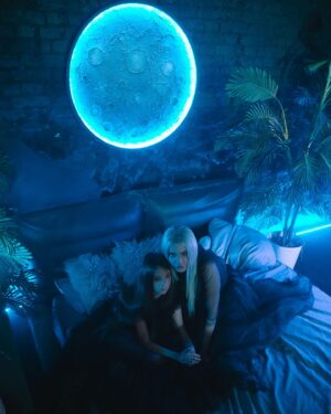 Tatiana Larina Instagram - ✨ Стоит ли учитывать фазы Луны и как они связаны с ритуалами? 🌙

Луна всегда притягивала загадочный и мистический. Она воздействует на энергетический мир, и многие люди способны чувствовать фазы Луны и ее энергию, которая меняется с ее появлением на небосводе. 

Луна отражает свет солнца и может быть в полной, убывающей или растущей фазах, каждая из которых несет свою уникальную энергию, которая может быть полезной для работы с тонким миром. 

Когда же фазы Луны важны в ритуалах? Не все традиции уделяют им внимание, но чаще всего учитываются три фазы: 
1️⃣ Растущая 
2️⃣ Полнолуние 
3️⃣ Убывающая 

Каждая фаза имеет свои особенности и ритуалы, связанные с ней. Например, на растущей фазе проводятся работы для привлечения положительных изменений в жизнь, на полнолуние - любовные ритуалы, а на убывающей - чистка и завершение дел. 

Если ваш ритуал указывает на определенную фазу Луны, то очень важно следовать этому указанию. Если время начала ритуала указано в 00:16, то начинайте его в указанное время. 

В то же время, если фаза Луны не указана в ритуале, вы можете выбрать подходящую фазу на свое усмотрение. Главное - следуйте инструкциям вашего ритуала точно и внимательно. 

С учетом фаз Луны или без них, ритуалы остаются магическими и значимыми. Важно открыть свое сердце и настроиться на нужную энергию, чтобы достичь желаемого результата. ✨🔮

#фазылуны #ритуалы #магия #энергия #мистика

Фото: @anastaishayasn
Макияж: @by_kate_makeup