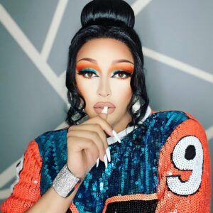 Tatianna Instagram - Happy Monday that feels like a Thursday because I’ve lost all sense of time and space 💙🧡💙🧡