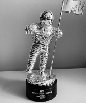 Tatianna Instagram - So incredibly grateful for the opportunity to be a part of not only this music video but also the VMA performance. This award is definitely the biggest thing I’ve accomplished in my career thus far and I will be sleeping with this moon man every night for the next month! 🤣🤣🤣 thank you @taylorswift and @mtv ❤️❤️❤️