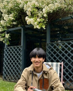 Tawan Vihokratana Instagram - วันเกิดก็วันธรรมดาวันนึง ที่ทำให้เรารู้ว่ามีคนรักและหวังดีกับเรามากแค่ไหน ขอบคุณทุกคนที่ผ่านเข้ามาในชีวิตทำให้ผมเป็นผมวันนี้ 
33 ปีนี้ จะยิ้มให้คนทั้งโลก และยิ้มให้กับตัวเอง 😃💙