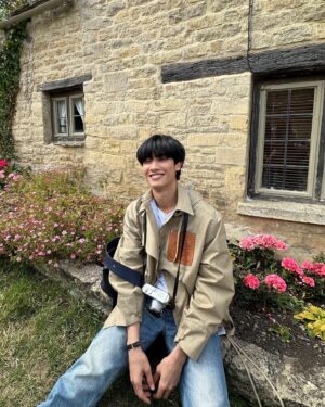 Tawan Vihokratana Instagram - วันเกิดก็วันธรรมดาวันนึง ที่ทำให้เรารู้ว่ามีคนรักและหวังดีกับเรามากแค่ไหน ขอบคุณทุกคนที่ผ่านเข้ามาในชีวิตทำให้ผมเป็นผมวันนี้ 
33 ปีนี้ จะยิ้มให้คนทั้งโลก และยิ้มให้กับตัวเอง 😃💙