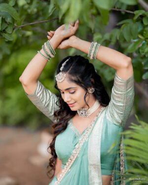 Tejaswini Gowda Instagram - 🕊️ 

Styling: @harinireddym 
Outfit: @varahi_artstudio 
📸: @akhileshrupaji 
Jewellery: @fashioncurvee