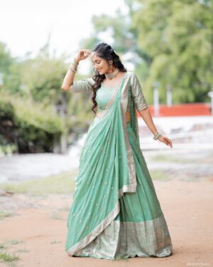 Tejaswini Gowda Instagram - 🕊️ 

Styling: @harinireddym 
Outfit: @varahi_artstudio 
📸: @akhileshrupaji 
Jewellery: @fashioncurvee